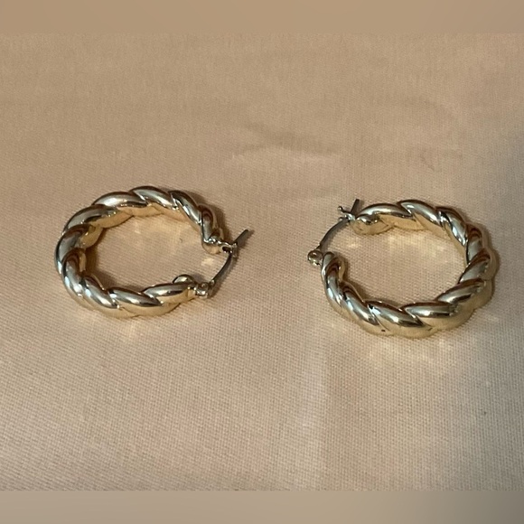 Beautiful Vintage Earrings! - Picture 2 of 2